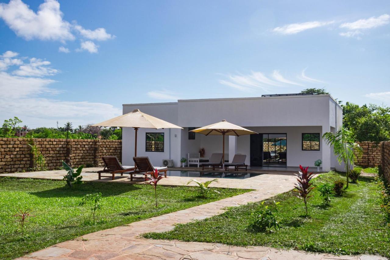 4 U Luxury Bungalows Diani Praia de Diani Exterior foto