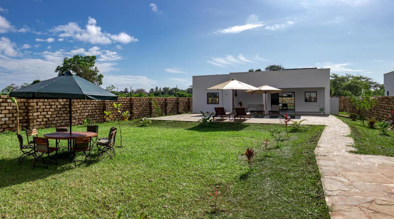 4 U Luxury Bungalows Diani Praia de Diani Exterior foto